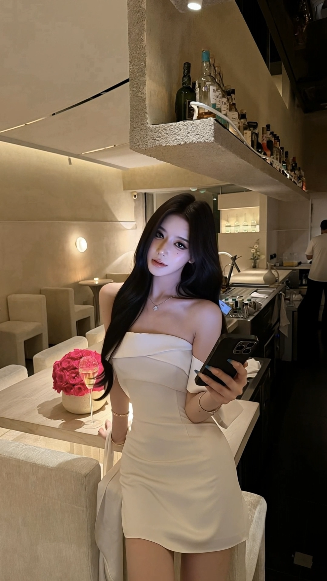 女生在清吧里自然地轻微晃动身体，轻轻眨眼，手部自然微动，头发有… - 视频创意预览