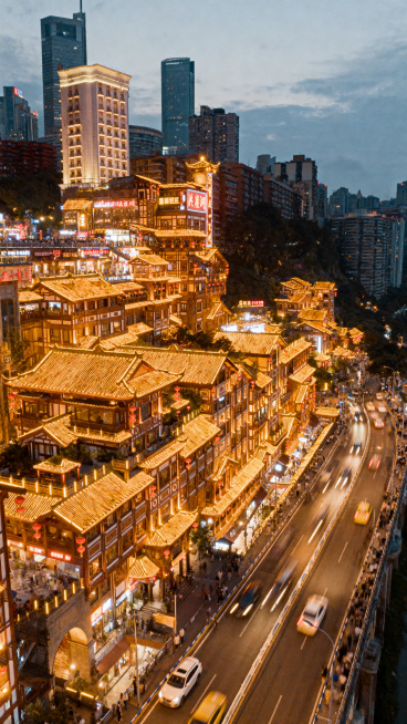 重庆洪崖洞夜景，依山而建的吊脚楼建筑群灯火辉煌，远处嘉陵江波光粼粼，航拍视角，繁华热闹，巴渝传统建筑特色，唯美治愈vlog风格预览效果