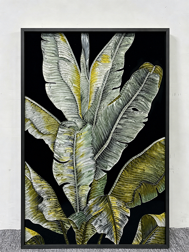 把这幅装裱好的装饰画扶正，保持画面内容、黑色画框、背景完全不变，只修正画框的倾斜角度