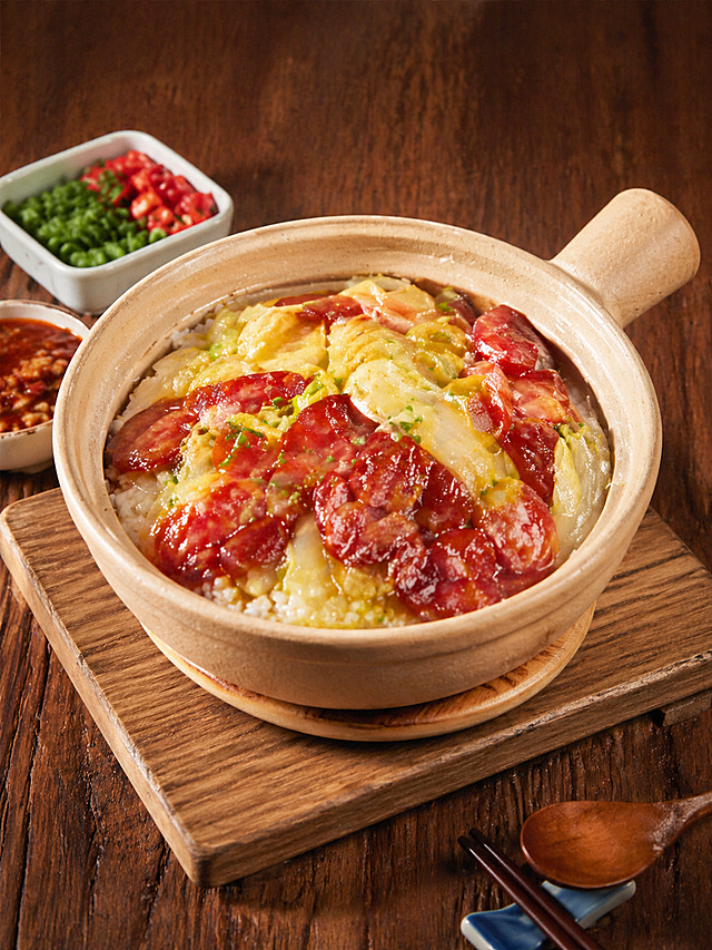 参考上传的咖喱鸡肉煲仔饭图片风格，遵循示例网格图中的整体排版，生成一张辣肠娃娃菜煲仔饭的美食商品图，口味不重复前两次生成，煲仔饭盛放在陶制煲仔中，放在木质餐板上，移除所有水印，清晰展示产品，比例为3:4