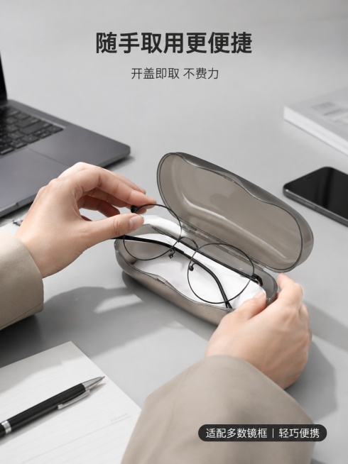 [第6屏] 人物使用场景二-办公桌面手持取镜. 本屏使用【图4】作为场景参考. [氛围/风格] 办公生活风, 简约自然, 商业摄影质感. [元素布局] 亚洲人手部（肩线以下）从哑光灰眼镜盒中取出黑色细预览效果