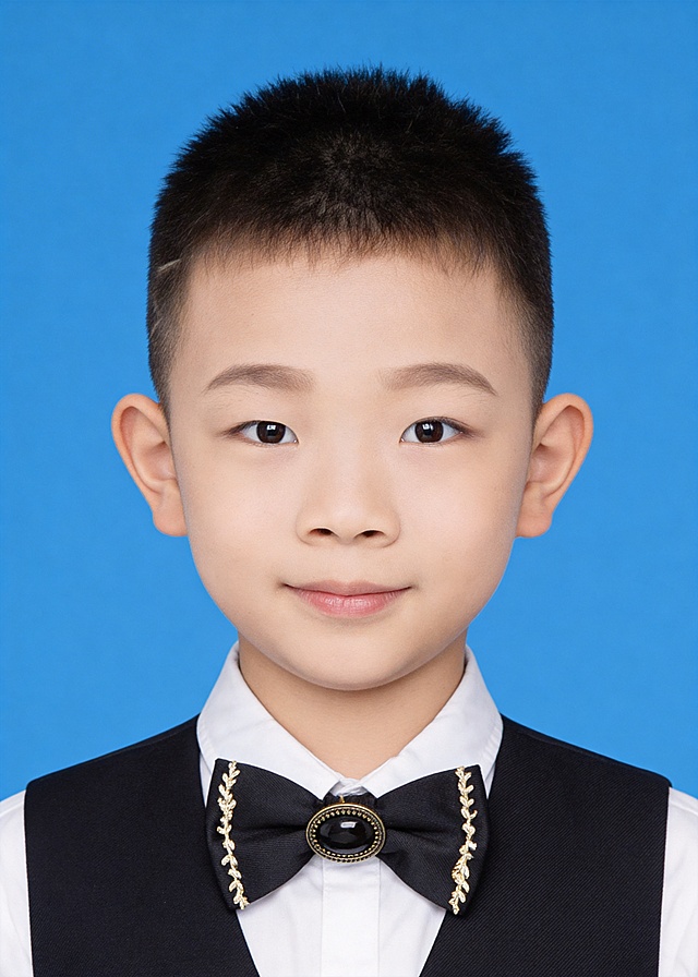 保留第一张图中人物发型､脸型､年龄特征生成标准样式纯正面儿童证件照;人物主体严格居中,头部大小与位置严格对齐第二张图,双肩水平平衡,面部中轴线对齐画面中心,正视前方;标准儿童证件照构图,人物绝对居中,头顶上方距离上边缘高度10%,下巴距离画面下边缘高度36%,人物主体占比约72%;肩部平展与画面水平轴平行;头部占比严格对齐第二张图;提亮肤色,消除暗沉,清透裸妆,隐形毛孔,均匀肤色,唇色自然提亮;肤色白皙细腻,原生轻透肤质;眼神澄澈,看向镜头,气质自信,嘴角微微上扬表情自然;耳廓可见度一致;肩部平展,肩线与画面水平轴平行;头肩比例协调呈现;免冠,不戴帽子,无头饰,无发带,五官完全露出,不戴眼镜,无胡子,面部无痣,消除面部瑕疵;身着哑光质感黑色西装马甲,内搭纯棉翻领白色衬衫,领口佩戴黑色带有金色装饰镶边的领结;柔和正面顺光均匀柔光,面部明亮无硬影,背景均匀提亮,画质清晰,零噪点降噪;面部清晰;背景亮度均匀统一;高清锐利画质,细节清晰可见;零噪点处理;色彩还原自然,均匀柔和布光,无明显阴影,面部光影干净,柔光正面打光,自然光影过渡,皮肤质感细腻,哑光质感;标准焦段50mm,纯正面,入境范围头部至胸部以上区域,F/4光圈,平视视角(镜头与人物视线完全齐平),正视视图;人物绝对居中(居中构图),位于画面中心;严格限定标准证件照规格;视线水平(瞳孔连线与画面水平线平行);双耳对称露出,双肩水平且平衡,头部占比严格对齐垫图,禁止大头照;专业证件照质感,高清人像质感,细腻皮肤纹理,高分辨率;严格按照第一张图内容生成,分辨率4K,极简纯色蓝色背景