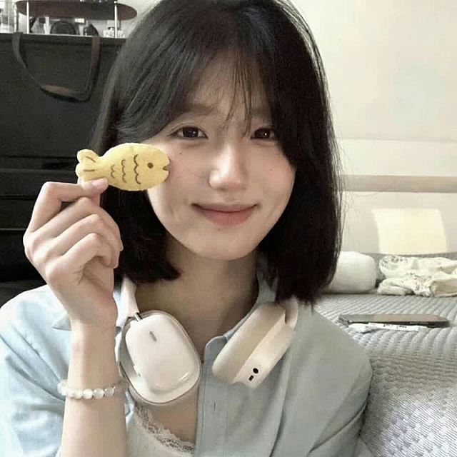 女生走在街道上，镜头向左旋转流畅滑行，展示耳机，推荐耳机说很便宜又好用