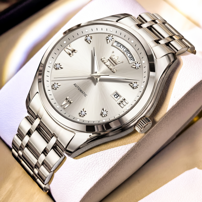 把图中的手表改成银色，保持手表形状不变，表盘和表带都改为银色，其他细节和背景保持不变预览效果