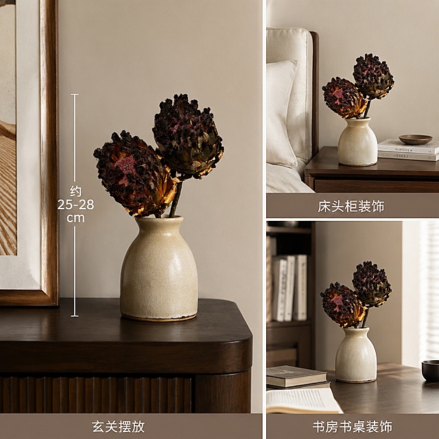 [主图-4] 皇后干花尺寸与多场景适配展示图。
[氛围风格] 清晰直观，生活质感。
[画质] 商业摄影质感、光线柔和通透、产品清晰真实、画面干净高级。
[元素] 采用画中画版式，左侧主图展示皇后干花插瓶放在玄关窄边柜上的效果，右侧上下分两个小画框，分别展示放在卧室床头柜和书房书桌上的场景。每个小画框下方标注场景名称。保持皇后干花产品外观（即物理结构、材质质感、颜色）与输入产品图绝对一致，杜绝任何变形和色差，精细化处理。整体布局清晰，信息分区明确。在主图左侧标注干花高度尺寸，尺寸线清晰标注。
[光影] 所有场景统一采用柔和自然光，光影方向一致，整体明暗统一。
[配色] 整体保持低饱和居家配色，干花色彩作为视觉重点突出。
[视角构图] 主图平视，小场景对应适配空间视角，版式为左大右小拼接，整体1:1构图饱满，信息清晰。
[文字版式] 每个小画框下方标注场景名："玄关摆放" "床头柜装饰"，主图左侧标注尺寸数字和单位，文字清晰，配色对比明显，不遮挡主体。
[输出要求] 1:1比例，文字清晰锐利，超高清商业摄影质感。
[负向提示词] 变形，文字错乱，产品图模糊，背景杂乱，水印，电商平台Logo