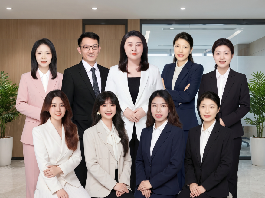 生成一张9人商务团队合照，人物分为两排排列，第一幅图邵翠放在第二排从右面数第三个位置（也就是整体画面的正中间），保留所有人原有西装正装，采用简洁正式商务背景，整体构图均匀自然协调，专业团队形象照风格预览效果