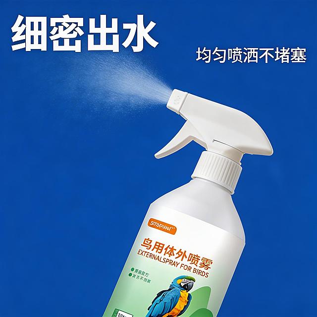 [主图 4] 产品细节展示主图，聚焦喷雾喷头细节
[氛围/风格] 细节特写专业展示风格
[画面元素] 商业摄影质感、光线柔和通透、产品清晰真实、画面干净高级。特写展示喷雾瓶的高密度喷头部分，按下喷头正在喷出细腻水雾，放大展示喷头结构，突出高密度设计优势，瓶身其余部分自然延伸，背景干净简洁，产品细节和原图一致
[配色色系] 主色调白色喷头搭配蓝色背景，对比突出
[视角构图] 特写俯视构图，聚焦喷头细节
[文字版式] 左侧主标题"细密出水"加粗放大，右侧副标题"均匀喷洒不堵塞"，文字和产品细节不重叠，清晰易读
[比例分辨率] 1:1比例，2K分辨率；文字清晰可辨，超高清
[负向提示词] 变形，水印，文字错乱，产品图模糊，背景杂乱