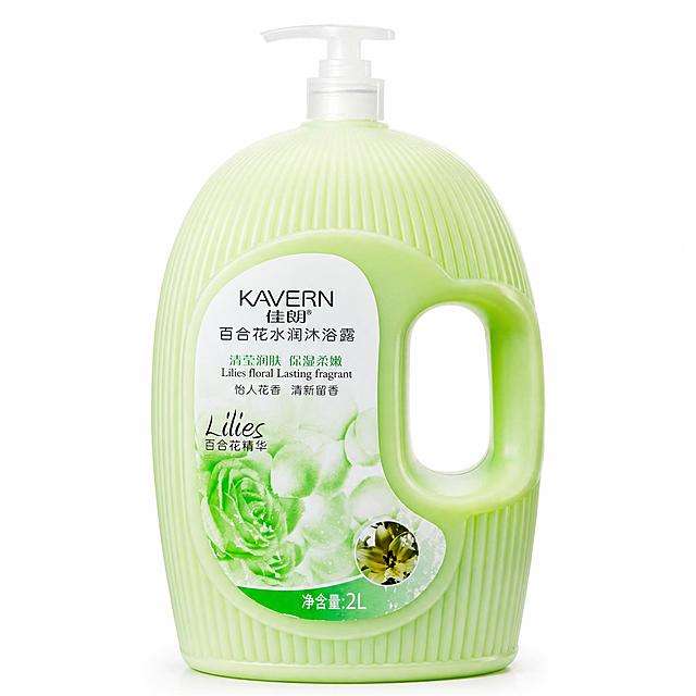 产品精修，浅绿色百合花水润沐浴露，瓶身与第一张参考图完全一致，将泵头替换为第二张参考图的标准白色按压泵头样式（与玫瑰款泵头相同），泵头方向、大小、比例与瓶身协调。产品置于纯白背景上，专业商业棚拍光，5500K标准中性白光，轮廓光，体积光，曝光正确，强烈真实立体感，接地处保留干净浅淡的自然接触阴影，主体居中，商品完整入画不裁切，商品外轮廓视觉体量约画面60%-80%，四边均匀留白约10%-20%，极致超清画质，细节清晰锐利，4K分辨率，商业级实拍质感，保留原图真实材质与结构细节，明显提升商品表面洁净度，清理灰尘、污渍、指纹，修复边缘毛糙，边缘自然清晰过渡，锁定原图商品颜色，瓶身、瓶肩、标签结构与第一张原图一致，瓶身文字与Logo零改写，禁止改变瓶型或标签排版，亮面塑料质感，高光明确，曲面反光顺滑，表面光洁，瓶身竖纹纹理清晰，前侧视图，标准透视校正，正常透视焦段，保持同类机位，比例1:1