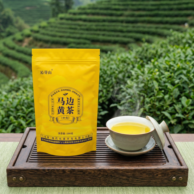 [主图 4] 马边黄茶冲泡展示，中式茶园风格，自然生活氛围感。商业摄影质感，光线柔和通透，产品清晰真实，画面干净高级。保留产品包装上的所有文字，保证左上角沁芽山字体清晰可辨，不额外添加其他文字文案。原预览效果