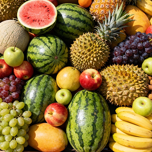 生成整个水果堆的场景，尺寸1600*1600像素