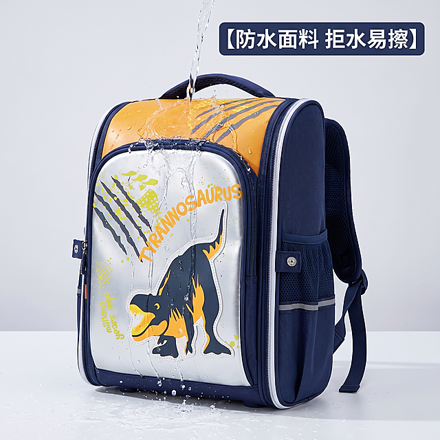 [主图 2] 儿童双肩包防水卖点展示。[氛围风格] 活泼童趣商业电商摄影风格，保持整体风格统一。[画质] 商业摄影质感、光线柔和通透、产品清晰真实、画面干净高级，2k分辨率，文字清晰可辨，超高清。[元素] 儿童护脊双肩包放置在简洁浅灰色背景中，正在做泼水测试，水流从包面滑落，展示防水面料特性。保持产品外观（物理结构、材质质感、颜色）与输入产品图绝对一致，杜绝任何变形和色差，精细化处理。商品主体占比严格控制在70%左右。[光影] 明亮均匀的影棚布光，突出水珠在包面的通透质感，明暗对比清晰。[配色] 主色调银灰+藏蓝+暖橙，浅灰色背景干净突出主体。[视角构图] 平视45度，突出包体正面和泼水效果，构图完整。[文字版式] 右上负空间添加卖点标签【防水面料 拒水易擦】，白色文字深蓝色底，大小对比清晰，不遮挡主体。[比例分辨率] 1:1比例。[负向提示词] 变形，水印，文字错乱，产品图模糊，背景杂乱，遮挡主体，配色刺眼，牛皮癣。