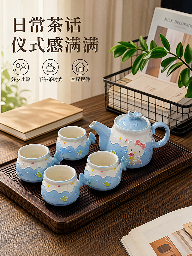 [第5屏] 居家场景展示，展示HelloKitty陶瓷茶具整套摆放效果。本屏使用【图6】展示整套茶具摆盘效果。
[氛围/风格] 温馨治愈居家风，自然氛围感，真实生活场景，柔和光影。
[元素布局] 整套茶具放置在深色实木茶盘上，占据画面中心位置，背景保留书籍和绿植装饰，营造自然居家喝茶氛围。保持产品浅蓝配色、一壶四杯结构、造型装饰与原图一致。前景桌面纹理清晰，层次丰富。
[光影质感] 窗边自然散射光，光线柔和温暖，产品亮部通透，暗部自然，整体氛围温馨舒适。
[配色色系] 全局底色：暖木色桌面+浅白背景；主体：浅蓝奶白茶具；点缀：绿色绿植。
[视角构图] 45度斜视角，展示完整场景，主体茶具突出，背景虚化。
[文字版式] 左侧主标题 "日常茶话 仪式感满满"，下方三个卖点图标：好友小聚/下午茶时光/客厅摆件，文字清晰不遮挡主体。
[比例分辨率] 3:4 竖版比例，4K分辨率，文字清晰可辨。
[负向提示词] 产品变形，颜色偏差，结构错误，文字错乱，水印