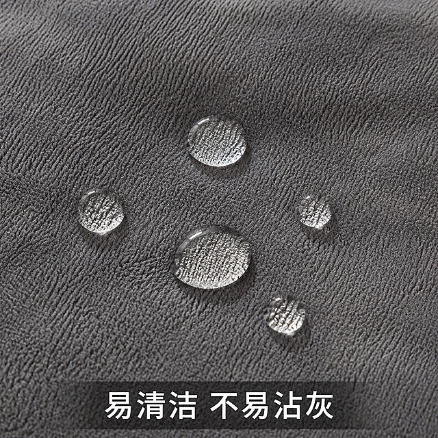 [主图-面料4] 水滴测试展示绒毯拒水性，面料细节近拍。
[氛围风格] 功能展示，突出聚酯纤维面料特性。
[画质] 清晰商业摄影，水珠效果透亮真实。
[元素] 几颗清澈水珠静置在灰色绒毯表面，不渗透，展示面料表层拒水特性，绒毯颜色和质感与输入产品图保持绝对一致。
[光影] 顶光突出水珠透亮感，绒面纹理清晰可见。
[配色] 深灰色绒毯衬托透明水珠，对比干净清晰。
[视角构图] 特写构图，水珠占据画面视觉中心。
[文字版式] 底部标注"易清洁 不易沾灰"，文字简洁。
[输出要求] 1:1比例，文字清晰可辨，超高清质感。
[负向提示词] 变形，水珠模糊，颜色偏差，水印，电商平台Logo