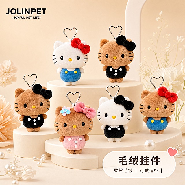 基于参考图中的Hello Kitty毛绒挂件产品，生成一张ins奶油风电商主图。背景为柔和的奶杏色渐变，产品摆放在圆润的米色展示台上，周围点缀小花朵和珍珠装饰，整体光线柔和温暖，画面干净高级，保留产品的可爱质感和毛绒细节，左上角保留"JOLINPET -JOYFUL PET LIFE-"品牌标识，右下角有圆润的文字框写着"毛绒挂件 柔软毛绒 | 可爱造型 |"，商业摄影质感，高清细腻