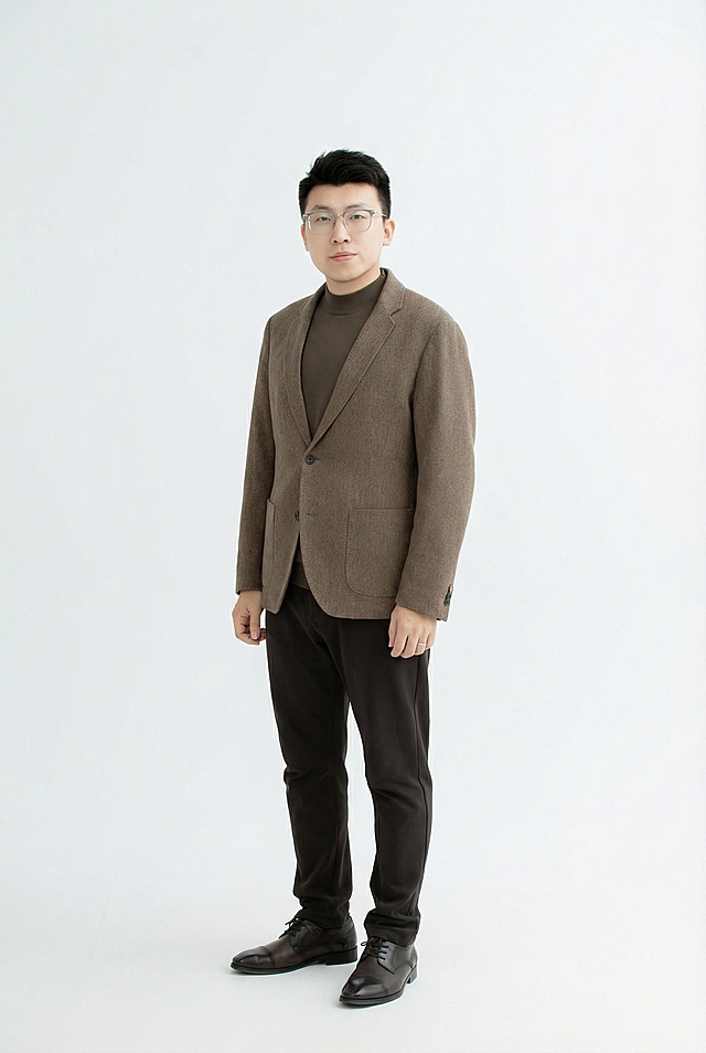 保留右边男士，生成一张清晰的个人照片