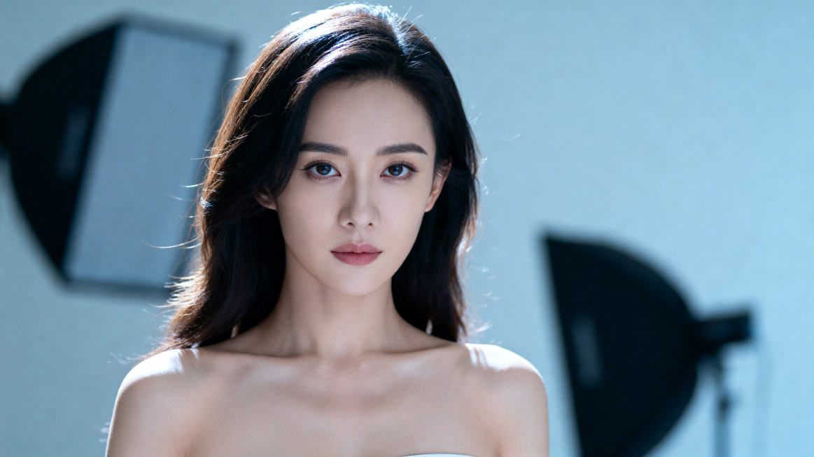 一位现代女性形象，气质清醒独立，容貌美丽自带强大气场，眼神笃定自信，高清质感写真，光影柔和自然，宽屏16:9构图预览效果