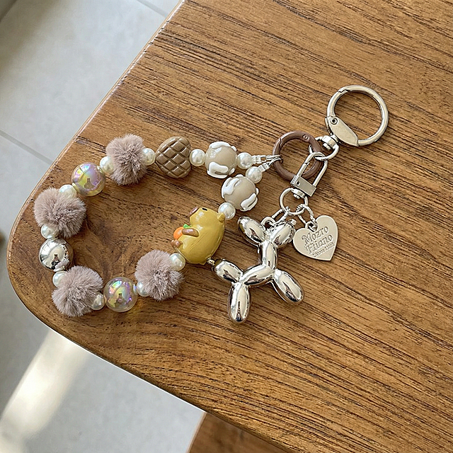 帮我根据上图分别生成新的背景最好是实拍图那种，商品的颜色保持不变，注意生成的主体尺寸和主体细节