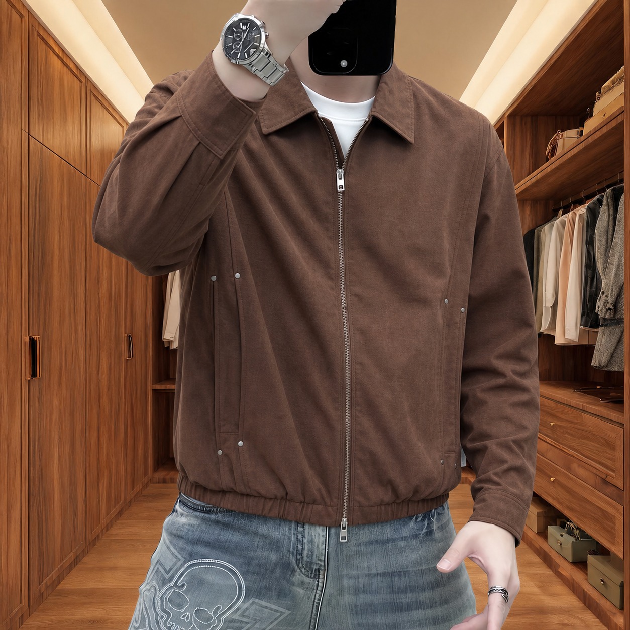 将第一张模特身上的白色T恤替换为第二张图片中的棕色翻领拉链夹克… - 图片创意预览