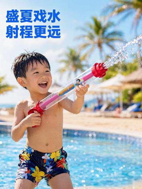 [主图-4] 儿童手持漂流水枪真实使用场景图。
[氛围风格] 欢乐夏日亲子玩水场景，真实有代入感。
[画质] 商业摄影质感，自然抓拍，人物产品都清晰真实。
[元素] 一位小男孩在沙滩泳池边手持这款漂流预览效果