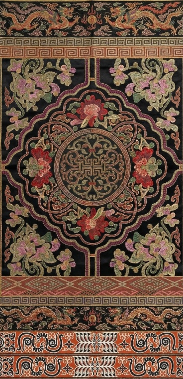 修改生成的丝绸纹样，将纹样中间区域替换为简洁的卷草纹、缠枝纹和几何纹组合，保留整体原有的对称构图和配色风格，简化纹样结构避免太过复杂预览效果