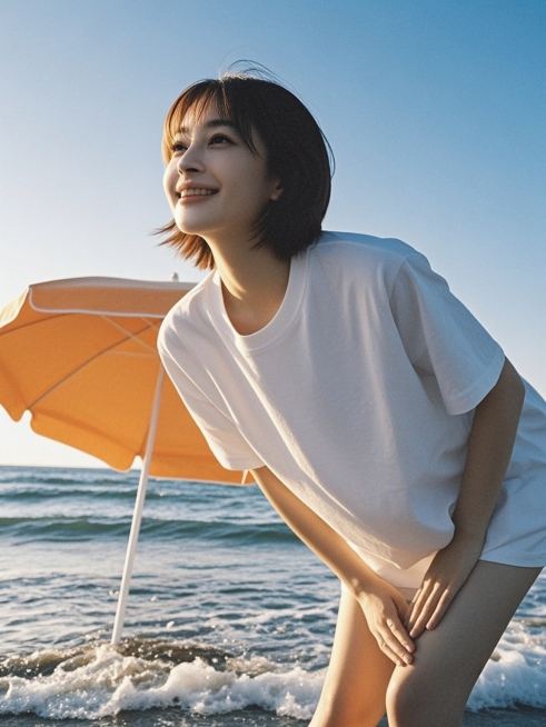 旅行女生，在海边，短头发，穿白色T恤预览效果