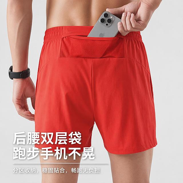 高端简约风格淘宝天猫1:1电商主图，男款日常慢跑短裤第二张。画面为短裤背面模特展示，突出后腰双层储物口袋设计，模特手持手机放入后腰口袋的动作，浅灰色干净背景，配简洁中文卖点文字"后腰双层袋 跑步手机不晃"，整体高级运动风，构图精致，光影柔和。