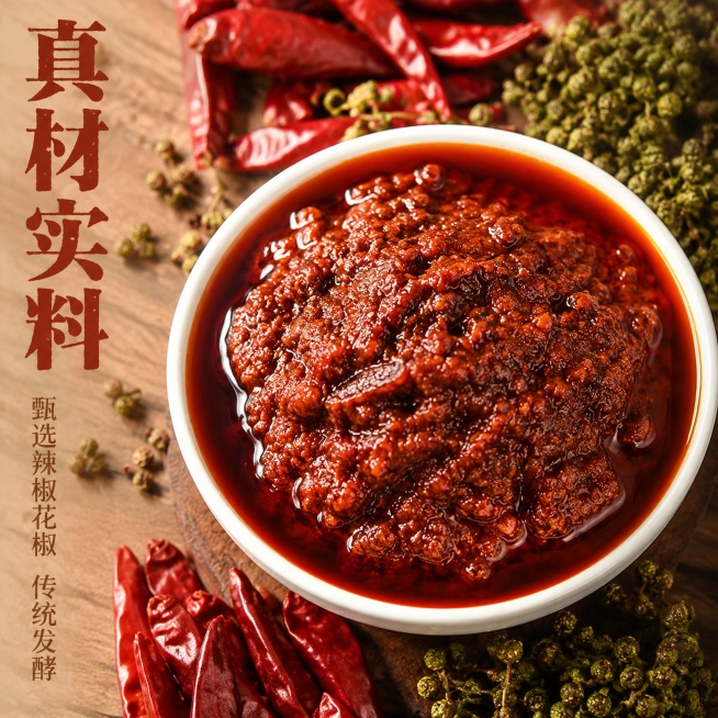 [主图-3] 细节原料展示，突出香辣酱真实原料与浓郁质感。
[氛围风格] 原生食材氛围，真实自然，突出品质感。
[画质] 微距特写商业摄影，纹理清晰，颗粒分明，质感真实。
[元素] 中心展示盛放在白碗预览效果