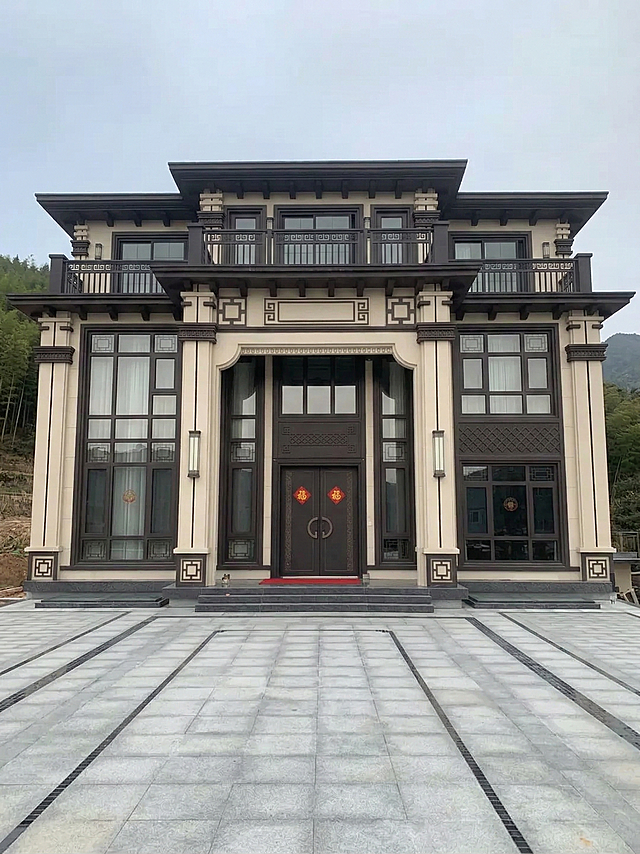 将这栋新中式别墅调整为完全正面平视的展示角度，建筑细节、装饰、门窗样式与原图保持一致，画面真实清晰