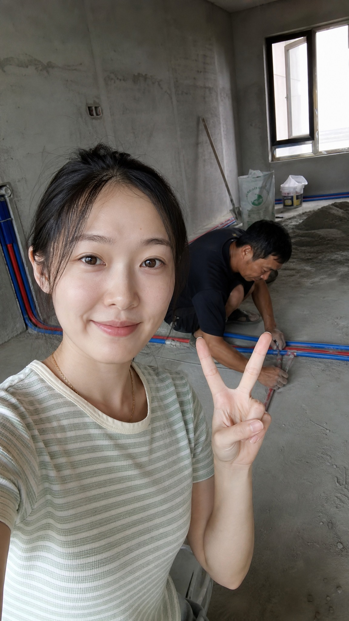 手机原相机自拍视角，真实生活照片，自然光，毛坯新房室内工地场景… - 图片创意预览