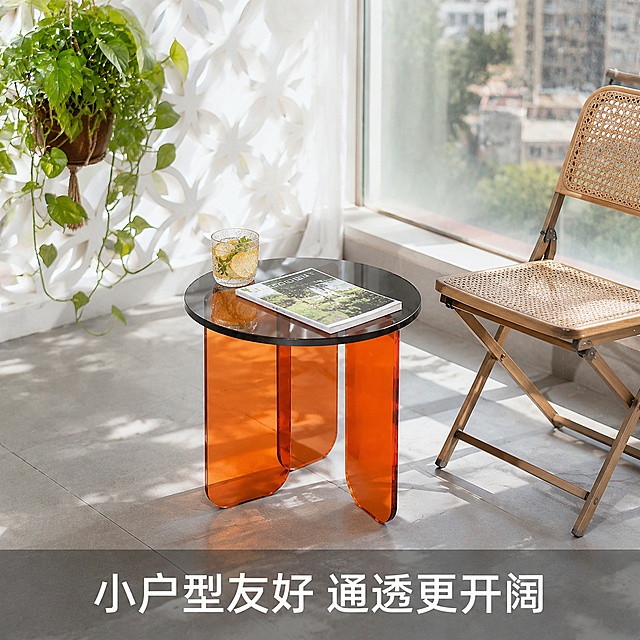 [场景图5] 橙色透明亚克力圆形茶几小户型阳台休闲区场景。[氛围风格] 清新通透，小户型休闲氛围感；[画质] 商业摄影质感、光线明亮通透、产品清晰真实、画面干净高级。[元素] 保留橙色透明亚克力圆形茶几外观、物理结构、材质质感、颜色与原图一致，杜绝变形色差。茶几放置在阳台休闲区，浅灰色地砖，白色镂空隔断，旁边放一把折叠藤编休闲椅，挂一盆绿萝吊篮。茶几上放一杯果茶和一本户外杂志，充分展示小户型使用场景，突出通透不压抑的优势。商品主体占比65%，画面满屏无边框。[光影] 白天明亮自然光，通透干净，亚克力材质透光优势充分展现，空间看起来更开阔。[配色] 浅白绿清新色调，产品橙色增添活力。[视角构图] 平视展示完整小空间，突出户型适配性。[文字版式] 底部通栏文字小户型友好 通透更开阔，白色字配半透明深灰底。[比例分辨率] 1:1比例，4k分辨率；文字清晰锐利，画面超高清。[负向提示词] 变形，文字错乱，产品图模糊，背景杂乱，水印，电商平台Logo