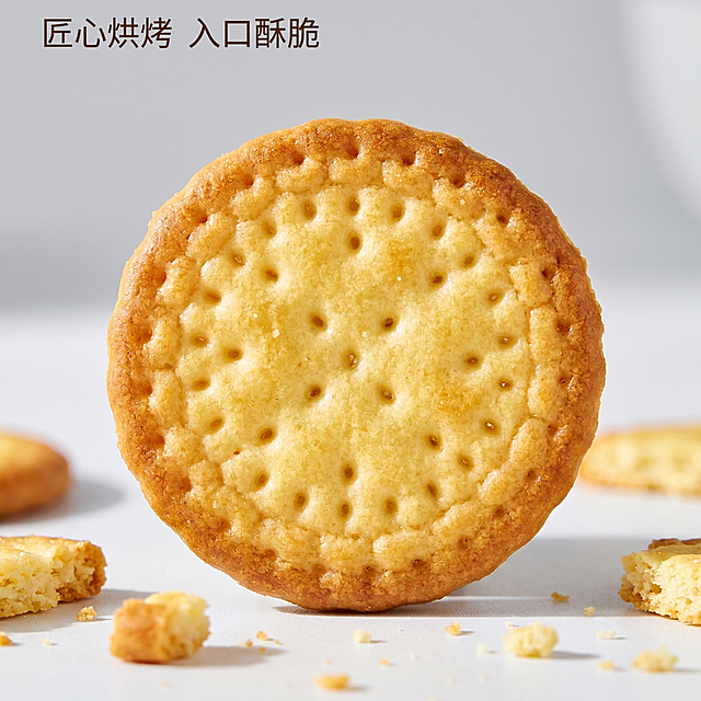 [主图 3] 霞美日式小圆饼饼干微距特写，突出酥脆质感。
[氛围风格] 微距食欲风，突出产品细节。
[画质] 商业摄影质感、光线柔和通透、产品清晰真实、画面干净高级，微距细节清晰。
[元素] 单个海盐味日式小圆饼居中放大展示，特写饼干表面均匀的孔洞纹理，饼干边缘微微焦黄，呈现酥脆烘烤质感，旁边散落少量饼干碎渣，强化酥脆感。保持饼干颜色和纹理与原图一致。饼干主体占比约65%，背景浅色虚化，突出细节。
[光影] 自然侧光，突出饼干表面纹理凹凸，阴影清晰增加质感。
[配色] 饼干暖黄色为主，背景浅灰虚化，突出主体。
[视角构图] 平视微距特写，主体居中，背景虚化突出细节。
[文字版式] 左上角标注 "匠心烘烤 入口酥脆" 深棕色小字，不遮挡主体细节。
[比例分辨率] 1:1 比例，2k 分辨率，文字清晰可辨，超高清。
[负向提示词] 变形，水印，文字错乱，产品图模糊，背景杂乱，遮挡主体
