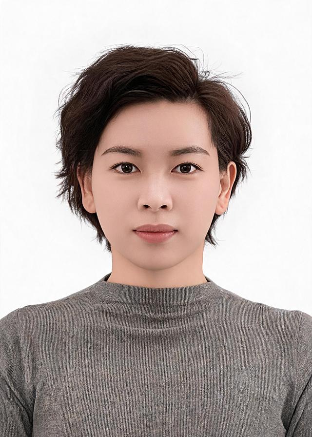 保留第一张图中人物发型、脸型、年龄特征生成标准样式纯正面证件照；人物主体严格居中，头部大小与位置严格对齐第二张图，双肩水平平衡，面部中轴线对齐画面中心，正视前方；标准证件照构图，人物绝对居中；头顶上方距离上边缘高度10%，下巴距离画面下边缘高度30%，人物主体占比约68%；肩部平展与画面水平轴平行；头部占比严格对齐第二张图；标准焦段50mm，纯正面，入境范围头部至胸部以上区域，F/4光圈，平视视角，正视视图；人物绝对居中，位于画面中心；严格限定标准证件照规格；视线水平；双耳对称露出，双肩水平且平衡，禁止大头照；提亮肤色，消除暗沉，清透裸妆，隐形毛孔，均匀肤色，唇色自然提亮；肤色白皙细腻，轻透裸妆+微微提亮；底妆轻薄服帖；淡妆：极细内眼线，唇色微微润泽；眼神澄澈，看向镜头，气质自信，嘴角微微上扬表情自然；耳廓可见度一致；肩部平展，肩线与画面水平轴平行；头肩比例协调呈现；免冠，不戴帽子，无头饰，无发带，露出双耳、不遮挡眉毛、整洁、发色自然；不戴眼镜，无胡子，面部无痣，消除面部瑕疵；去除包包，去除背带肩带，去除胸前装饰；穿着深灰色半高领针织衫，针织面料细腻有质感，版型合身；柔和正面顺光均匀柔光，面部明亮无硬影，背景均匀提亮，画质清晰，零噪点降噪；面部清晰；均匀柔和布光，无明显阴影，面部光影干净，柔光正面打光，自然光影过渡，皮肤质感细腻，哑光质感；极简纯白色背景，背景亮度均匀统一，哑光质感；高清锐利画质，细节清晰可见；零噪点处理；色彩还原自然，专业证件照质感，高清人像质感，细腻皮肤纹理；严格按照第一张图内容生成，分辨率4K；禁止裁切头顶，禁止额头被截，禁止超大头，禁止主体溢出画面，禁止偏头倾斜；头顶上边距8-10%，头部高度60-68%，双眼高度56-58%，严格对齐第二张垫图；画面比例5:7