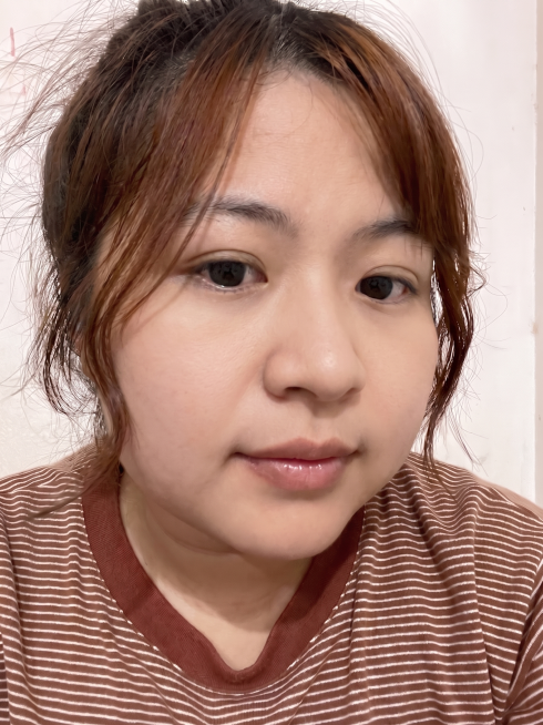 去掉模特脸上多余油光，让面部清爽，去除剩余痘痘，让面部皮肤平滑，保留人物原貌和整体风格预览效果