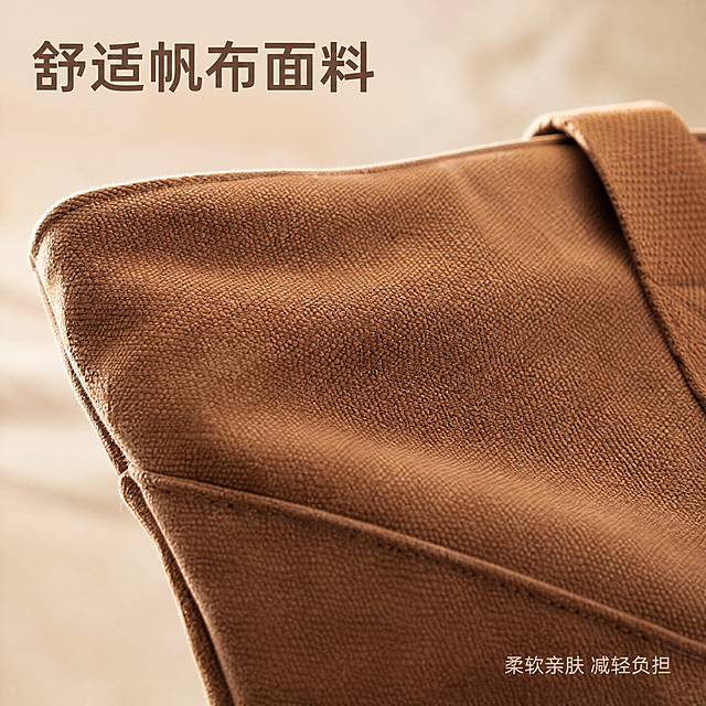 [主图-4] 托特单肩包面料细节特写，突出轻便舒适面料卖点，时尚治愈风。[氛围风格] 真实质感，细腻展示。[画质] 商业摄影质感，光线柔和通透，产品清晰真实，画面干净高级。[元素] 特写展示焦糖棕色帆布包的面料纹理，放大展示帆布材质，清晰呈现面料的肌理质感，能看到自然的帆布纹路，体现舒适透气的特点。保持包包面料颜色、质感与输入产品图绝对一致，杜绝任何变形和色差，精细化处理。背景浅米色虚化，突出面料细节，主体细节占比约70%。画面满屏无边框。[光影] 柔和侧光突出面料纹理肌理，明暗层次自然。[配色] 焦糖棕色面料+浅米色背景，温暖低饱和治愈。[视角构图] 特写平视，纹理主体清晰。[文字版式] 左上角文案"舒适帆布面料"，深棕色，大字清晰。右下角小字"柔软亲肤 减轻负担"，小号字体同色系。[比例分辨率] 1:1比例，4k分辨率，文字清晰锐利，超高清。[负向提示词] 变形，水印，文字错乱，产品图模糊，背景杂乱，绝对化违禁词，遮挡主体。