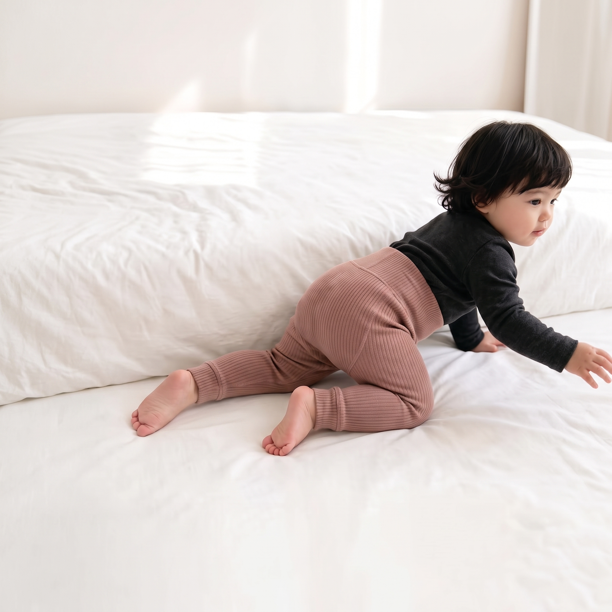 把图1模特的裤子替换成图2的裤子，保持图2裤子的颜色版型和面料… - 图片创意预览