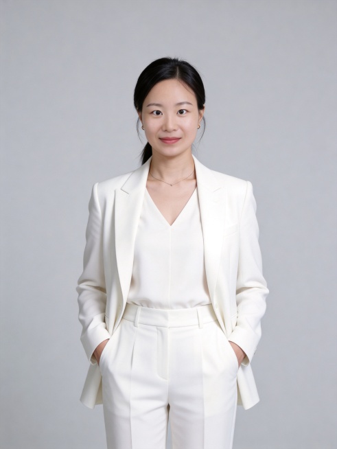 参考第一张图保留人物脸型､发型､年龄等特征生成职场形象照,参考第二张图人物占位和比例,采用标准焦段50mm,F/4光圈(处于F/2.8-F/4区间),平视视角(镜头与人物视线齐平);人物占画面70%,预览效果
