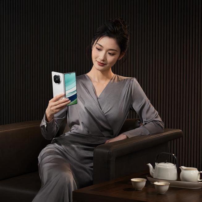 「图片1」这是一部 华为mateX5折叠屏手机 凸显出手机的折叠屏 使用人物为女性群标  场景为居家 办公 商务  生成 6张 这样的场景图预览效果