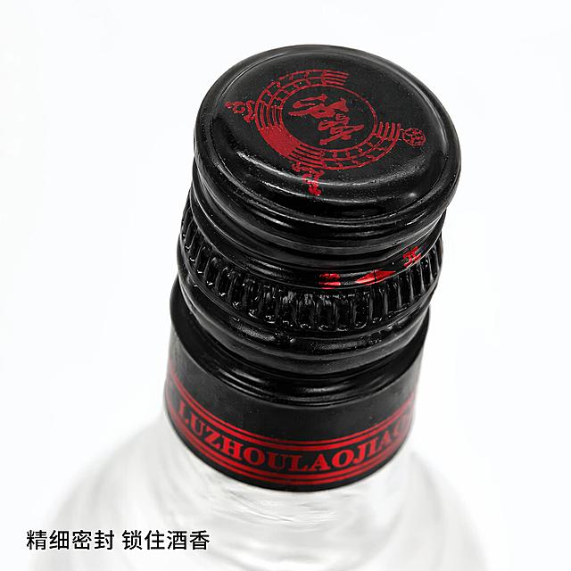 [主图-3] 泸州老窖二曲白酒瓶盖细节特写，氛围风格微距特写商业摄影，画质商业摄影质感、光线柔和通透、产品清晰真实、画面干净高级，保持瓶盖原有文字图案和外观不改变，保持产品外观物理结构、材质质感、颜色与输入产品图绝对一致，杜绝任何变形和色差，精细化处理，瓶盖部分放大居中展示，清晰呈现红色图案和黑色旋盖纹理，背景用干净白色虚化处理，商品主体占比约75%，光影侧光突出磨砂瓶盖和红色印刷细节，明暗层次分明，配色黑红对比清晰，视角微俯视特写构图，文字版式左下角小字标注"精细密封 锁住酒香"，黑色清晰字体，输出要求1:1比例，文字清晰可辨，超高清商业摄影质感，负向提示词变形，文字错乱，产品图模糊，背景杂乱，水印，电商平台Logo