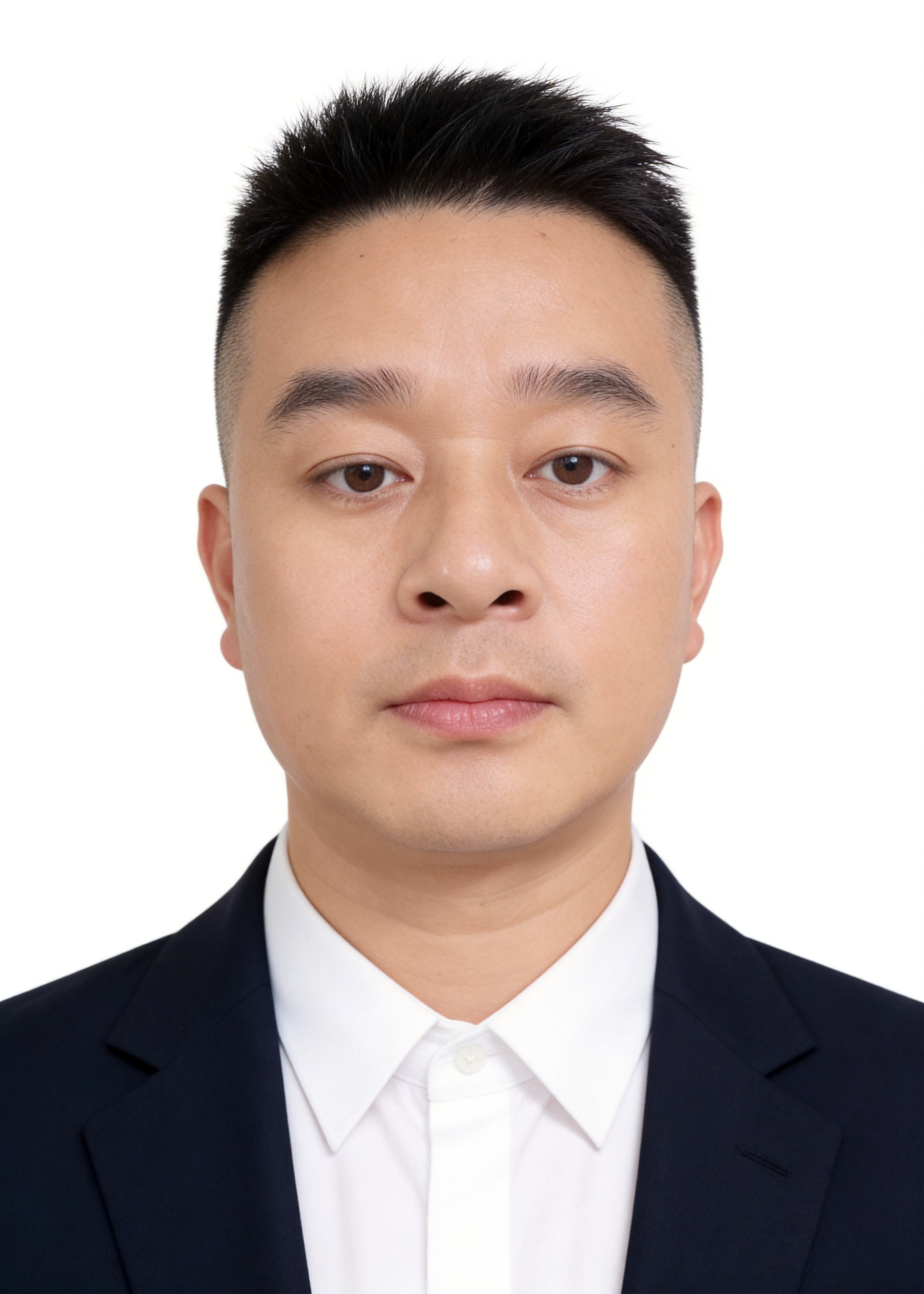 保留第一张图中人物发型、脸型、年龄特征生成标准样式纯正面证件照… - 图片创意预览