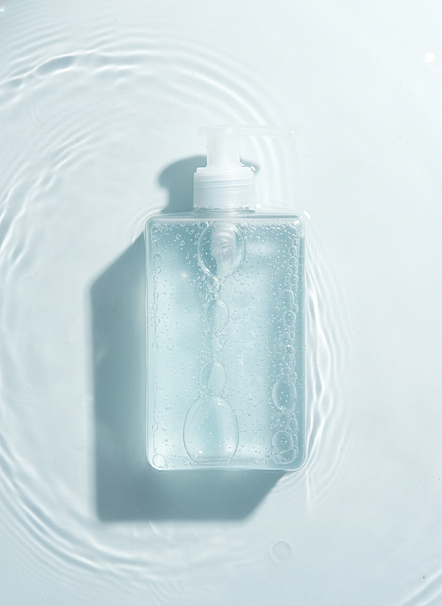 主体泡在波光粼粼、带有闪烁光点的淡蓝色水池里，以俯拍视角呈现，清新、水润的质感，采用写实的产品摄影风格。