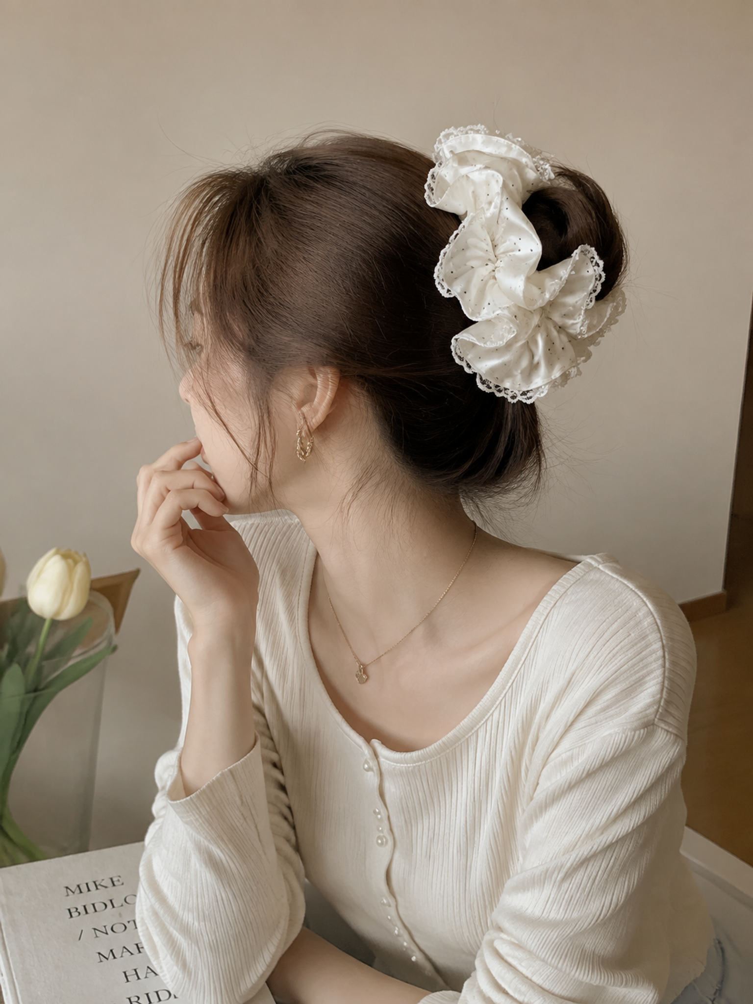 小红书带货风格，年轻女性佩戴高级感缎面波点蕾丝花边双层大肠发圈… - 图片创意预览