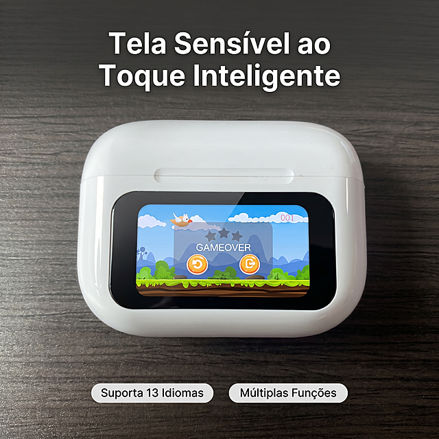[主图 2] Exibição de tela inteligente multifuncional para caixa de carregamento de fone bluetooth, mostrando a interface de jogo na tela. Mantenha a aparência do produto 100% consistente com a imagem original, sem alterações. Estilo tecnológico moderno, fotografia comercial de alta qualidade. Fundo simples de mesa de madeira cinza, produto centralizado, ocupando 70% da área da imagem, 1:1 sem borda. Luz frontal suave, destaca o brilho da tela e o acabamento branco brilhante. Texto em português: cabeçalho "Tela Sensível ao Toque Inteligente", abaixo dois rótulos "Suporta 13 Idiomas" "Múltiplas Funções", texto claro em português, sem chinês. Proporção 1:1, resolução 2K. Deformação, marca d'água, texto bagunçado, chinês: negativo.