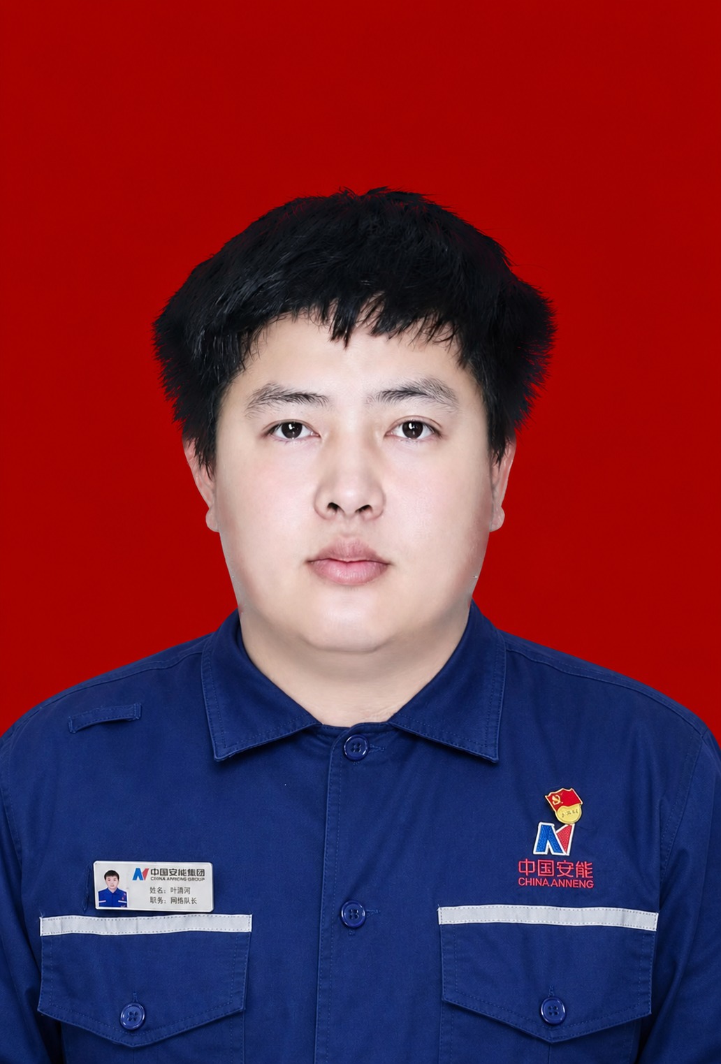 将图二的蓝色工作服（含胸牌样式、口袋反光条、中国安能标识位置）… - 图片创意预览