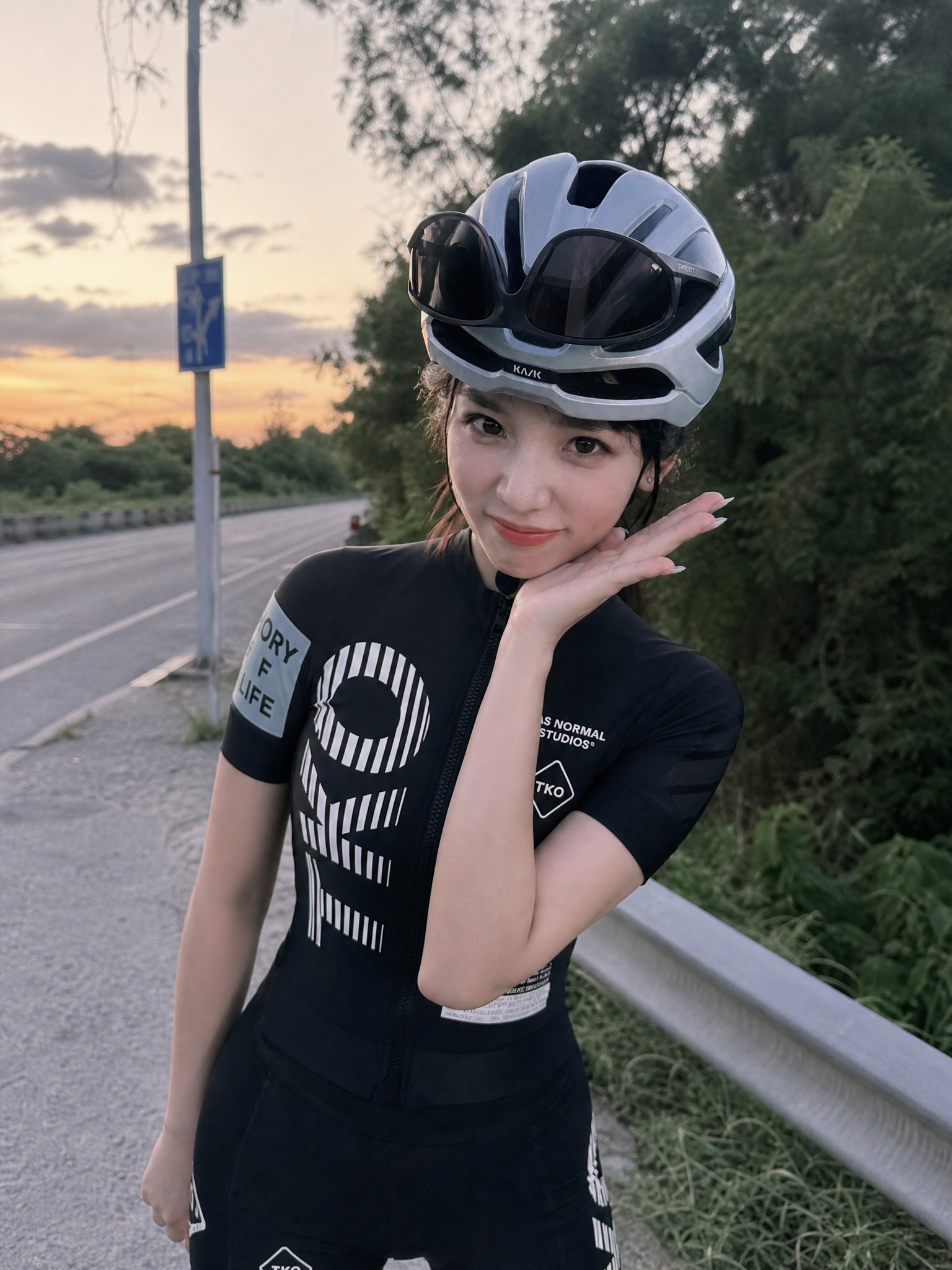 一位漂亮的中国年轻女生，五官精致，化着干净精致的妆容，哑光底妆… - 图片创意预览