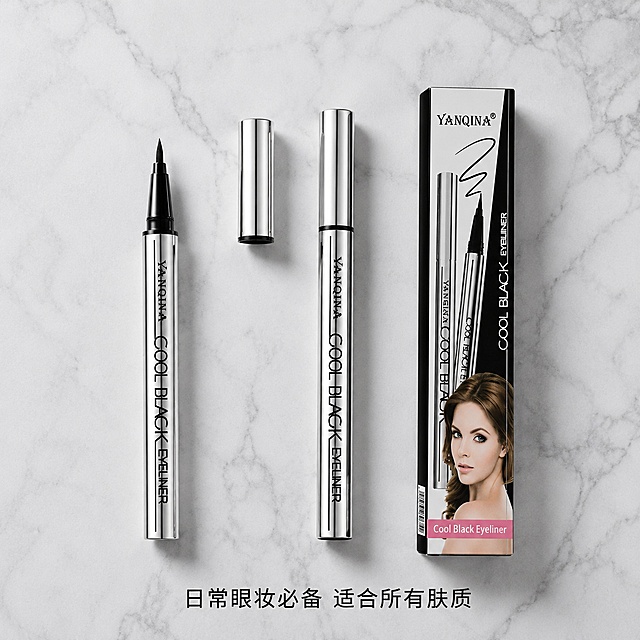 [主图-5] 眼线笔产品全家福展示。
[氛围风格] 整齐Knolling平铺 清晰展示全产品
[画质] 高清商业摄影 产品清晰整齐
[元素] 保持YANQINA酷黑眼线笔产品和包装盒外观、物理结构、材质颜色与输入产品图一致，将眼线笔和包装盒平铺在浅灰色大理石背景上，整齐排列，展示产品本体+外包装全套，产品间距均匀，留白合理，商品占比约70%，保持所有产品绝对一致，精细化处理，无多余装饰。
[光影] 顶侧柔光，均匀打亮所有产品，阴影柔和。
[配色] 主色调银灰大理石背景，产品银黑包装配色，干净高级。
[视角构图] 俯视平铺构图，所有产品完整展示，无遮挡。
[文字版式] 画面底部居中写“日常眼妆必备 适合所有肤质”，黑色字体大小适中，清晰不遮挡产品。
[负向提示词] 变形，文字错乱，产品模糊，背景杂乱，水印，电商平台Logo，绝对化违禁词