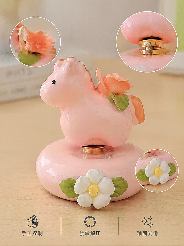 [主图-2] 材质细节工艺特写展示陶瓷花转马摆件。氛围风格：温馨高级质感，温馨居家氛围感。画质：商业摄影质感，光线柔和通透，产品清晰真实，画面干净高级。元素：特写展示陶瓷花转马的釉面材质、手工捏制的花朵细节，金属转轴结构，放大展示手工捏制的纹理、饱满釉面光泽，保持产品外观、材质、颜色与原图一致，杜绝变形色差，产品主体占比约75%，背景保留浅原木桌面，虚化处理突出细节。光影：柔和侧光突出釉面反光和手工纹理，层次清晰。配色：保留产品原有马卡龙色系，背景浅原木暖调。视角构图：特写平视视角，焦点放在花朵和釉面位置，景深较浅。文字版式：画面底部左对齐排列三个卖点，每个卖点配小图标，文字内容为「手工捏制」「旋转解压」「釉面光滑」，深灰色小字，每个卖点独立不拥挤，不遮挡主体细节。比例分辨率：3:4比例，4k分辨率，文字清晰可辨，超高清。负向提示词：变形，水印，文字错乱，产品图模糊，背景杂乱。
