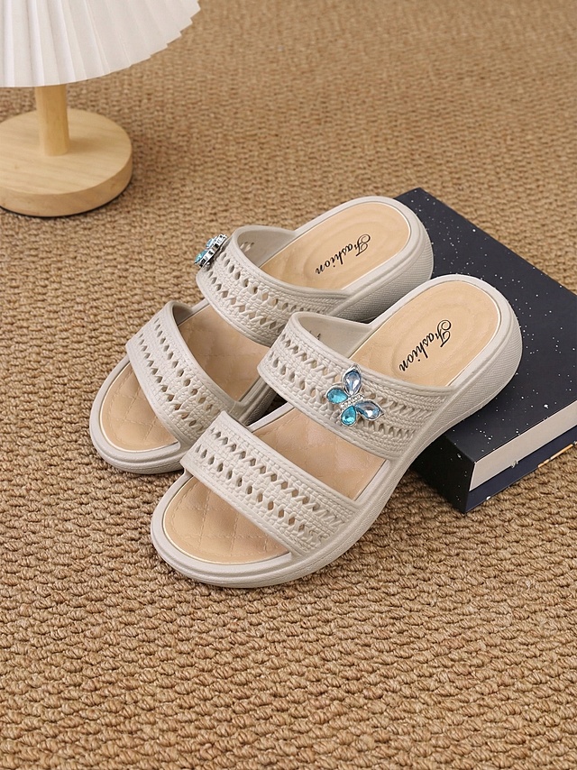 将图中米黄色的拖鞋替换为图二鞋子的浅灰色，保留鞋子原有的蝴蝶结装饰、镂空纹理、鞋垫细节及背景不变，整体画面真实自然