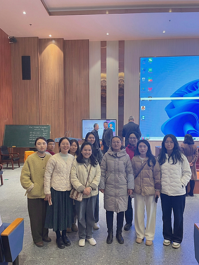 将图中最右侧的人替换为第二张图片中的人物，保持原人物身高不变，整体光线和场景风格自然融合，和周围环境协调统一