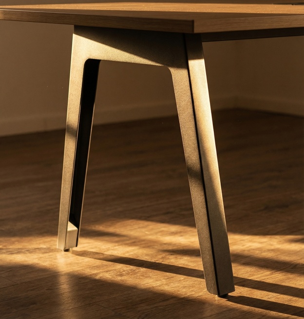 特写放大会议桌脚架，阳光勾勒桌腿，整体色调温馨和谐，电影质感，角落光影交织，温暖氛围拉满，超高清画质预览效果