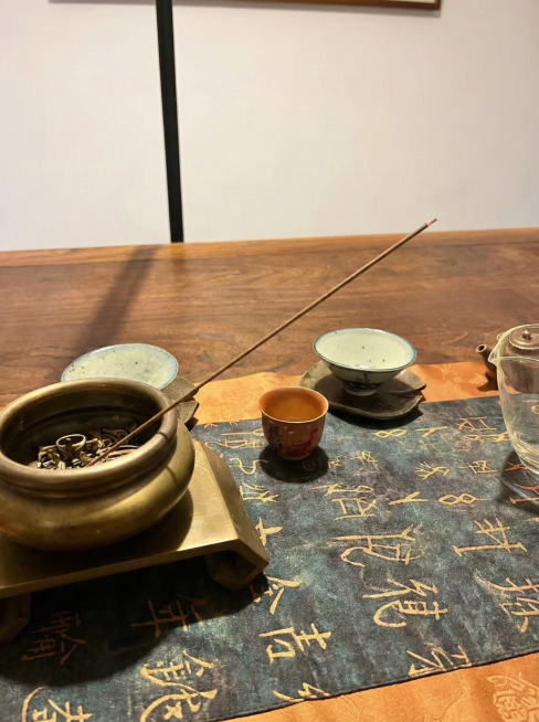 让左侧的线香和香炉自然的出现在图片中预览效果